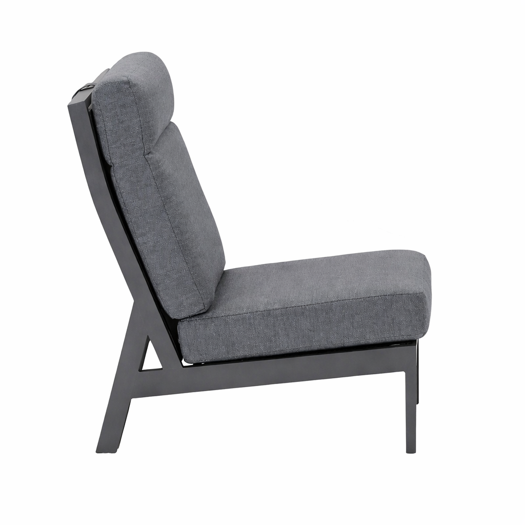 Bank tussen Petroza antra met kussens Bank tussen Petroza antra met kussens