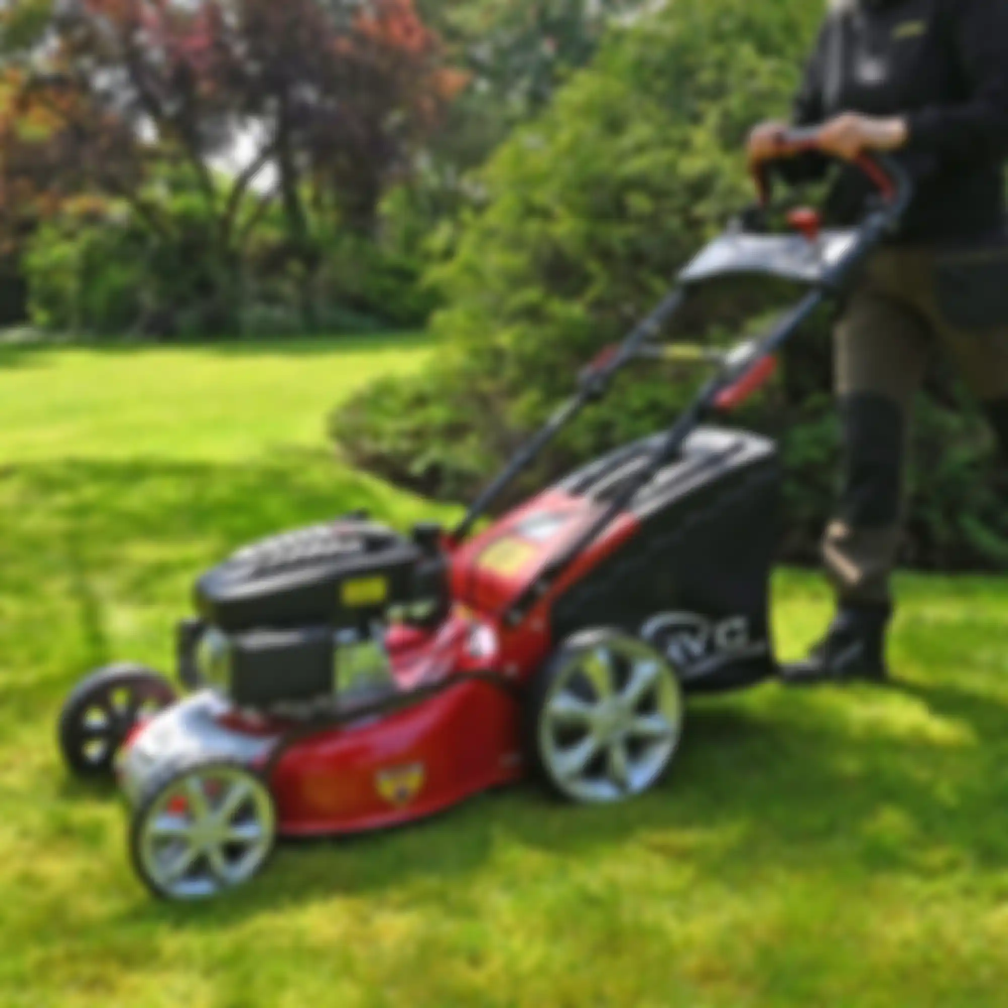 grasveld dat wordt gemaaid met grasmaaier