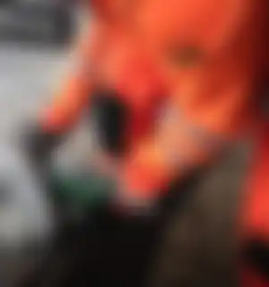 werker met oranje vest