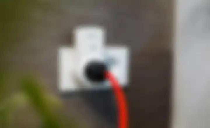 Speciaal stopcontact met rood draad