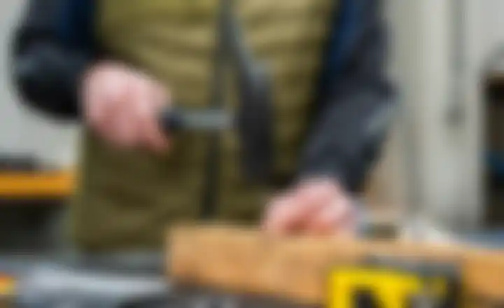 Man met spijker en hamer
